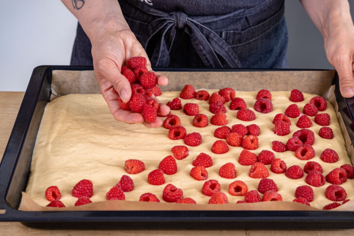 Himbeeren auf Teig verteilen