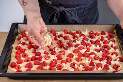 Mandeln auf schnellem Himbeerkuchen verteilen