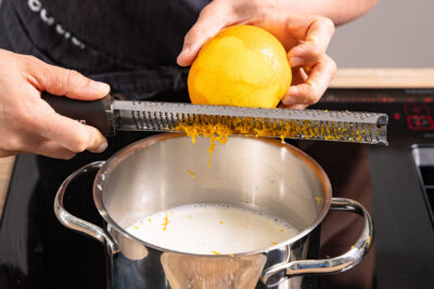 Orangenschale reiben