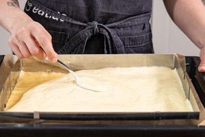Quark-Pudding-Masse verstreichen