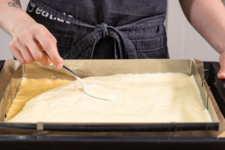 Quark-Pudding-Masse verstreichen