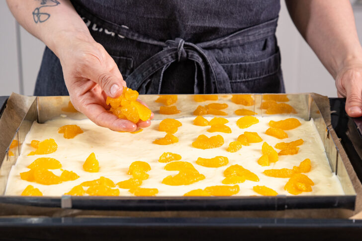 Mandarinen auf schnellem Kuchen verteilen