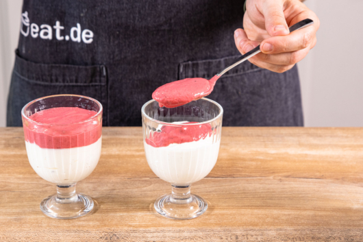 Himbeermus über Joghurtcreme geben