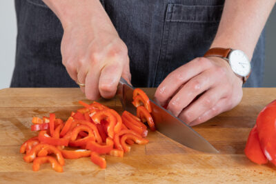 Paprika in Streifen schneiden