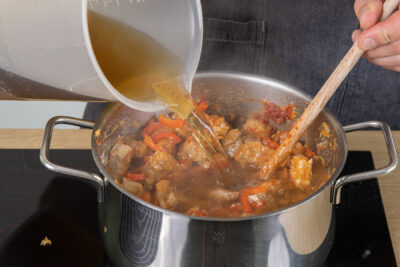 Schweinegulasch ablöschen