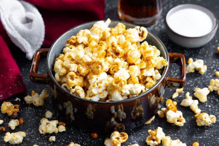 Süßes Popcorn im Topf selber machen.