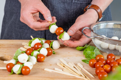 Tomate, Mozzarella und Basilikum aufspießen