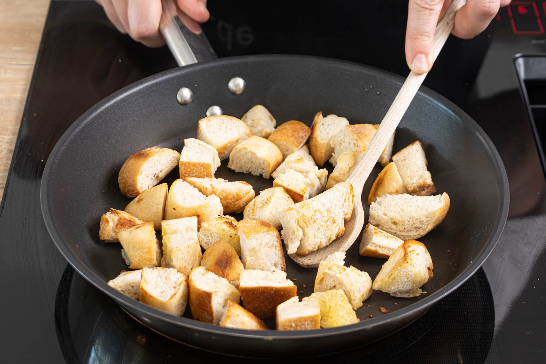 Brotwürfel anrösten
