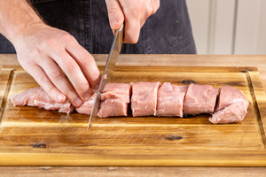 Schweinefilet für den toskanischen Filettopf schneiden