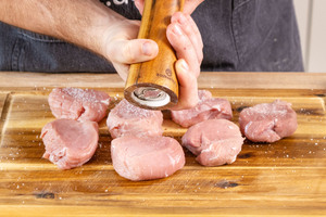 Schweinemedaillons würzen
