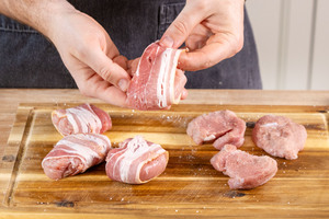 Schweinemedaillons mit Bacon umwickeln