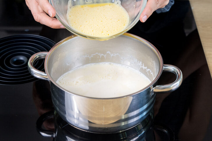 angerührtes Puddingpulver zur Milch geben