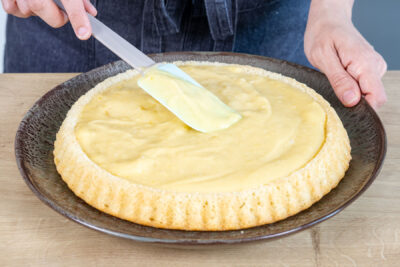 Pudding auf Obstboden verstreichen