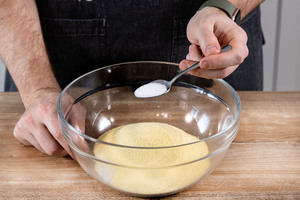 Salz zum Veganen Nudelteig ohne Ei geben