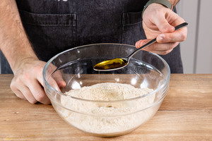 Öl zum Veganen Nudelteig ohne Ei geben