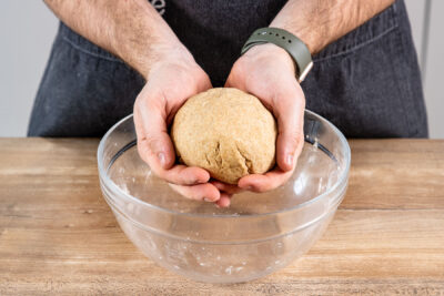 Veganen Nudelteig ohne Ei zu Kugel formen