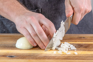 Zwiebel würfeln
