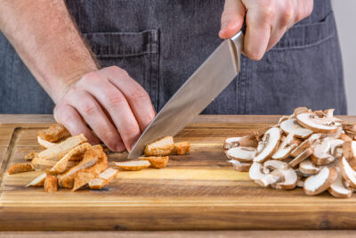 Plize und veganes Hähnchen in Streifen schneiden