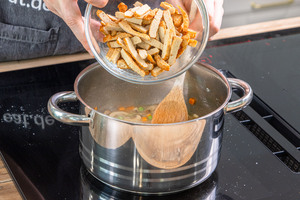 veganes Hähnchen dazugeben