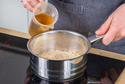 Brühe zum Couscous gießen
