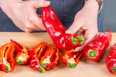 Spitzpaprika halbieren