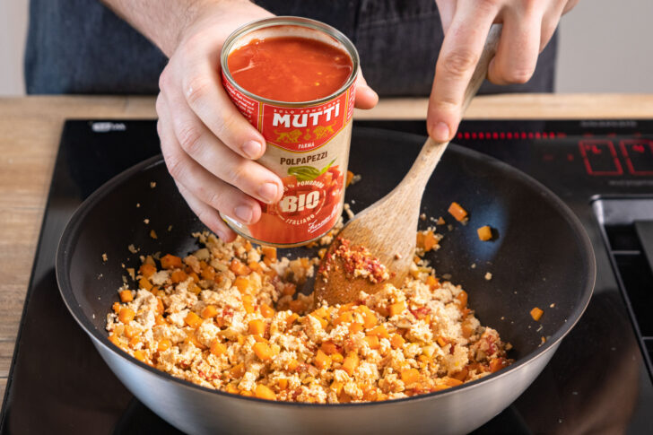 Gehackte Tomaten dazugeben