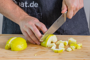 Apfel in Würfel schneiden