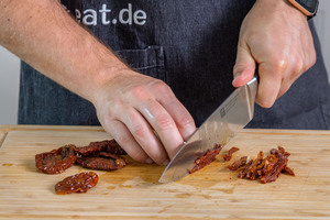 getrocknete Tomaten in Scheiben schneiden