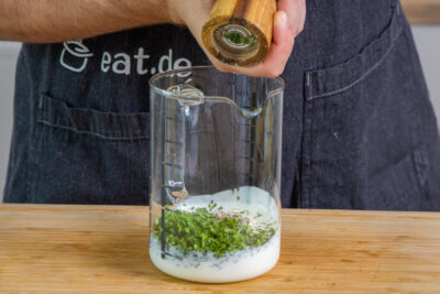 Dressing für den vegetarischen Schichtsalat würzen