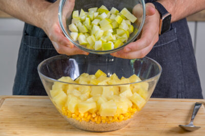 Apfel in den Schichtsalat geben
