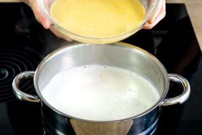 Milchmischung unterrühren