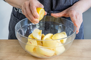 Zitronensaft über Äpfel geben
