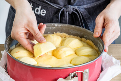 Äpfel auf Pudding legen
