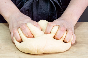 Teig für Weißbrot mit Trockenhefe kneten