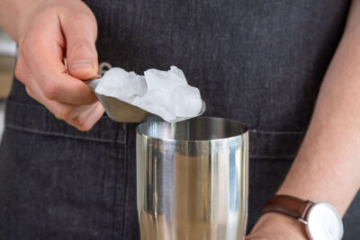Eiswürfel in den Shaker geben