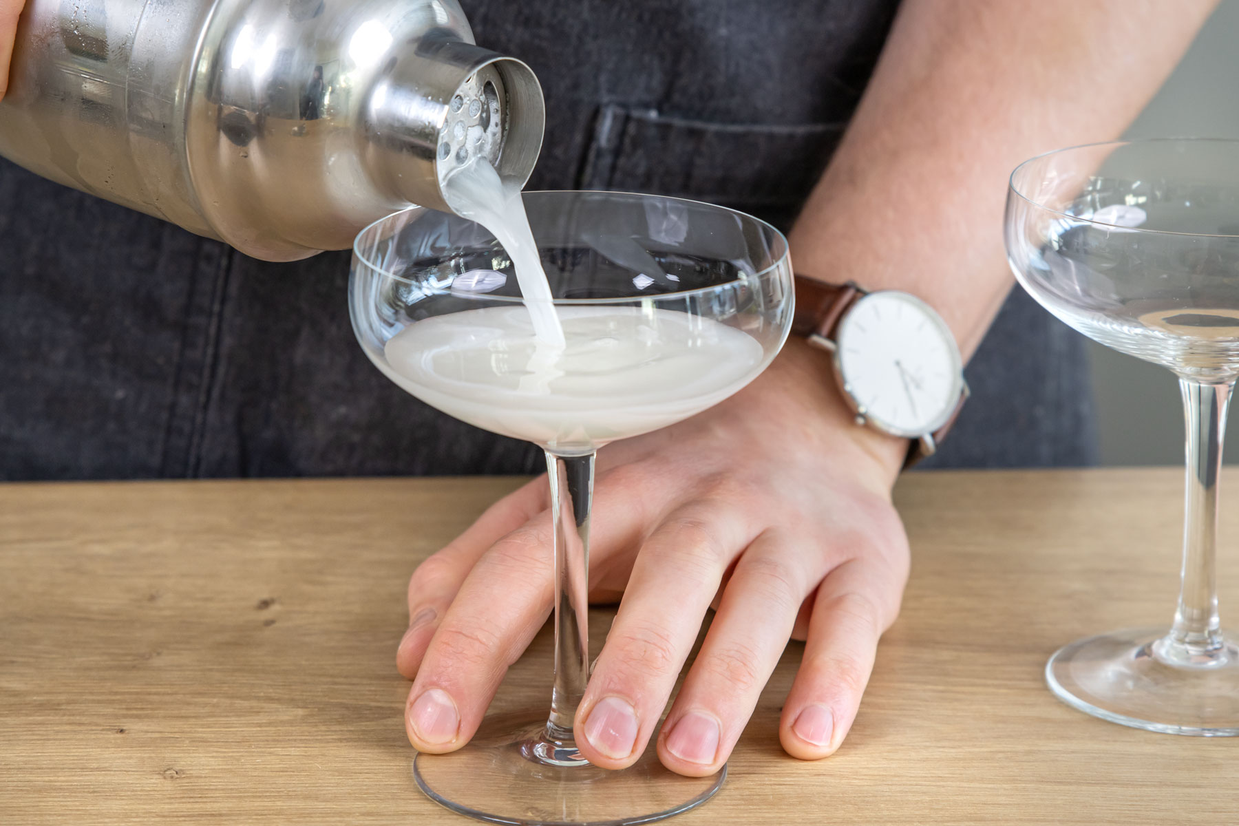 White Lady Cocktail durch Barsieb in Glas gießen