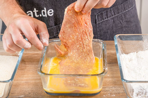 Schnitzel mit Ei umhüllen