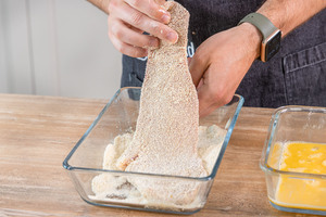 Schnitzel panieren