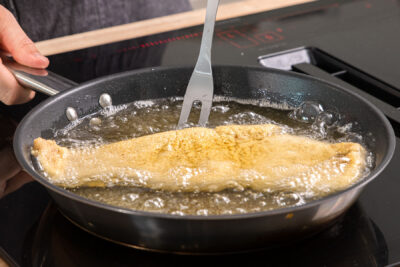 Original Wiener Schnitzel in die Pfanne geben und schwenken