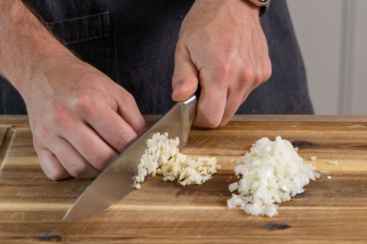 Zwiebel und Knoblauch fein würfeln