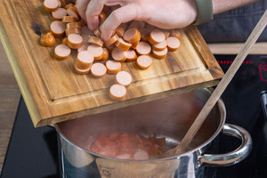 Wiener Würstchen in Topf geben