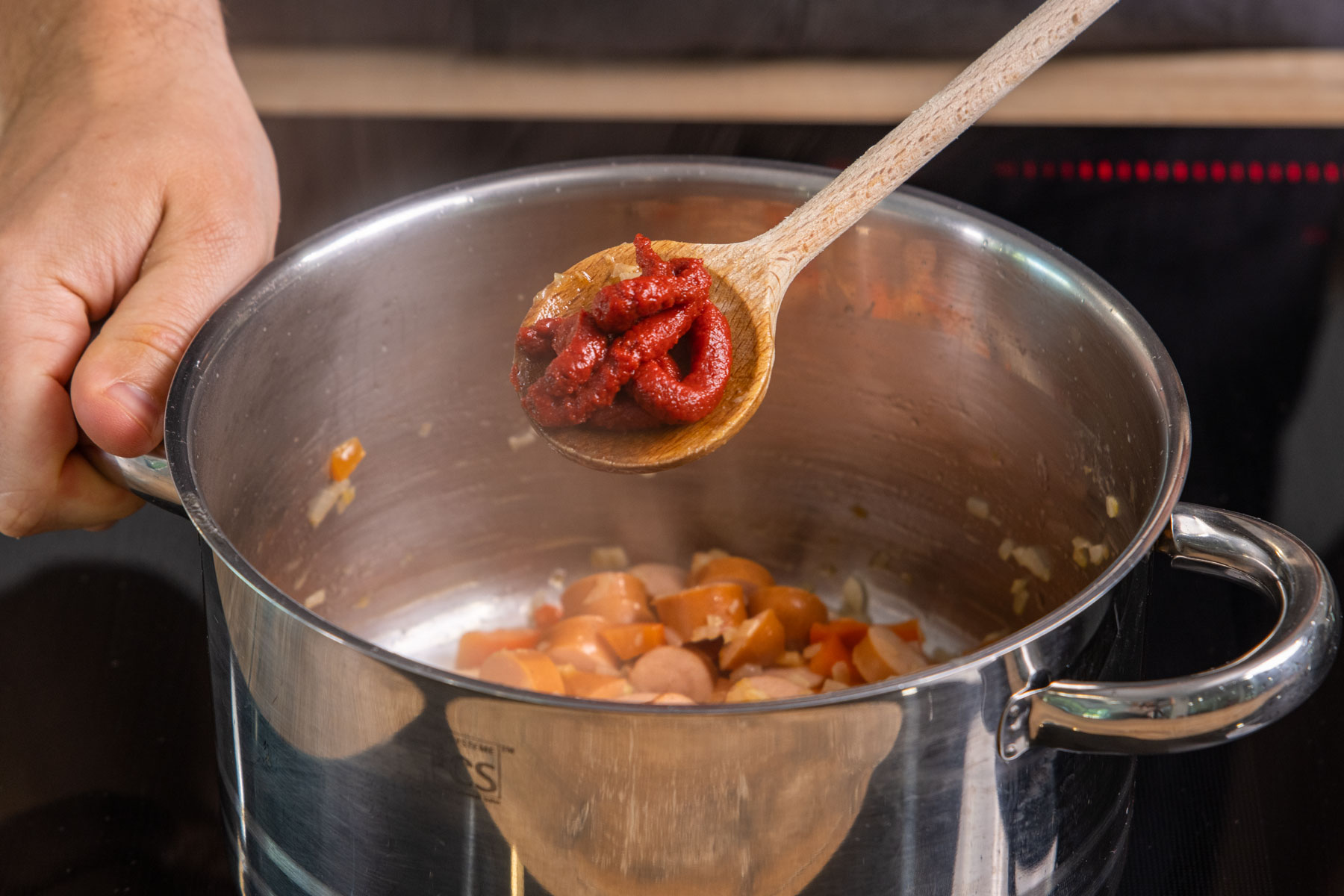Tomatenmark dazugeben