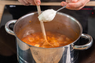 Würstchengulasch mit Crème fraîche verrühren