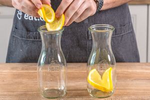 Zitronen in die Flasche geben