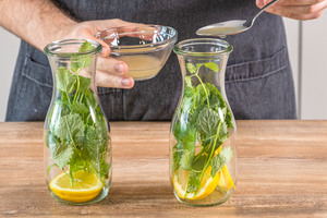 Zitronensaft ins Glas geben