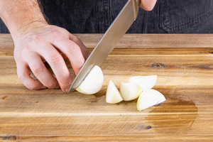 Zwiebeln schälen und in mundegerechte Stücke schneiden