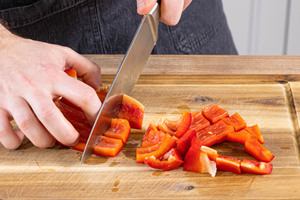 Paprika in mundgerechte Stücke schneiden