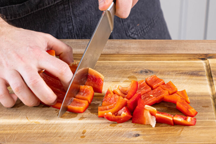 Paprika in mundgerechte Stücke schneiden