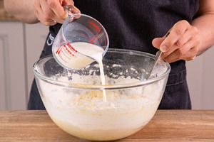 Milch dazu gießen