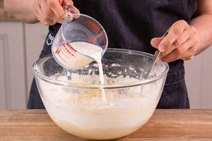 Milch dazu gießen